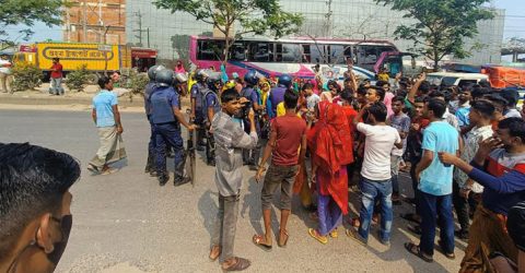 গাজীপুরে বেতন বাড়ানোর দাবিতে শ্রমিকদের মহাসড়ক অবরোধ
