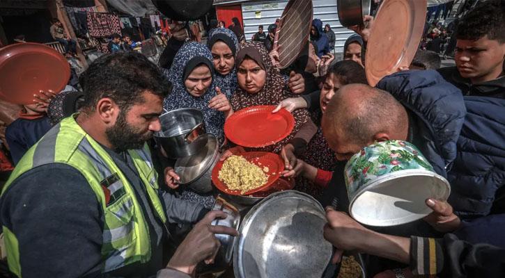 আবারও ত্রাণের অপেক্ষায় থাকা ফিলিস্তিনিদের ওপর ইসরায়েলের হামলা, নিহত ১৭