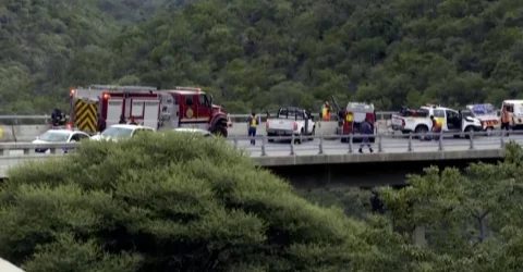 দক্ষিণ আফ্রিকায় সেতু থেকে বাস খাদে পড়ে নিহত ৪৫, বেঁচে গেল ৮ বছরের শিশু