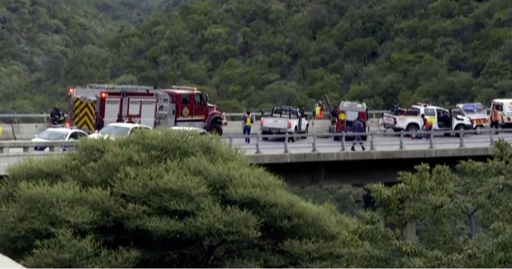 দক্ষিণ আফ্রিকায় সেতু থেকে বাস খাদে পড়ে নিহত ৪৫, বেঁচে গেল ৮ বছরের শিশু