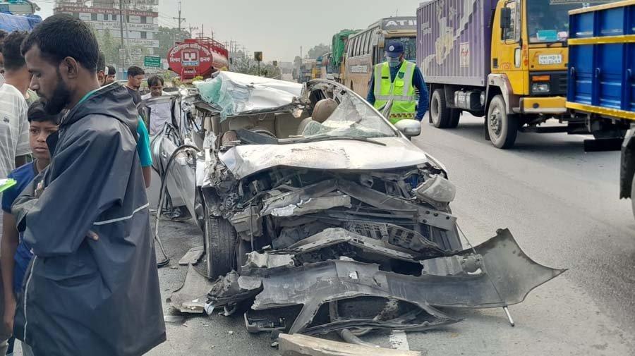 কাভার্ডভ্যানের পেছনে প্রাইভেটকারের ধাক্কা, চালকসহ নিহত ২