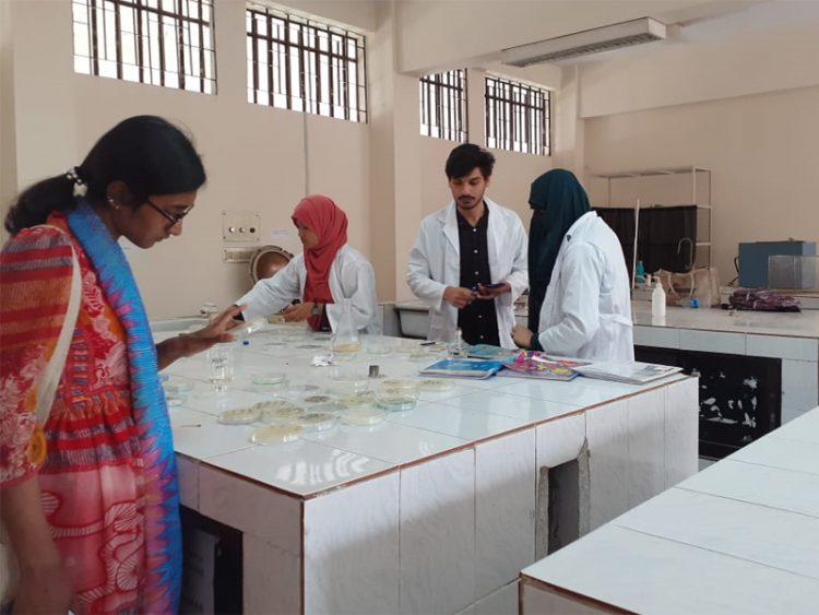 গবেষণারের বর্জ্য ফেলা হয় ড্রেনে, হুমকিতে ইবির পরিবেশ