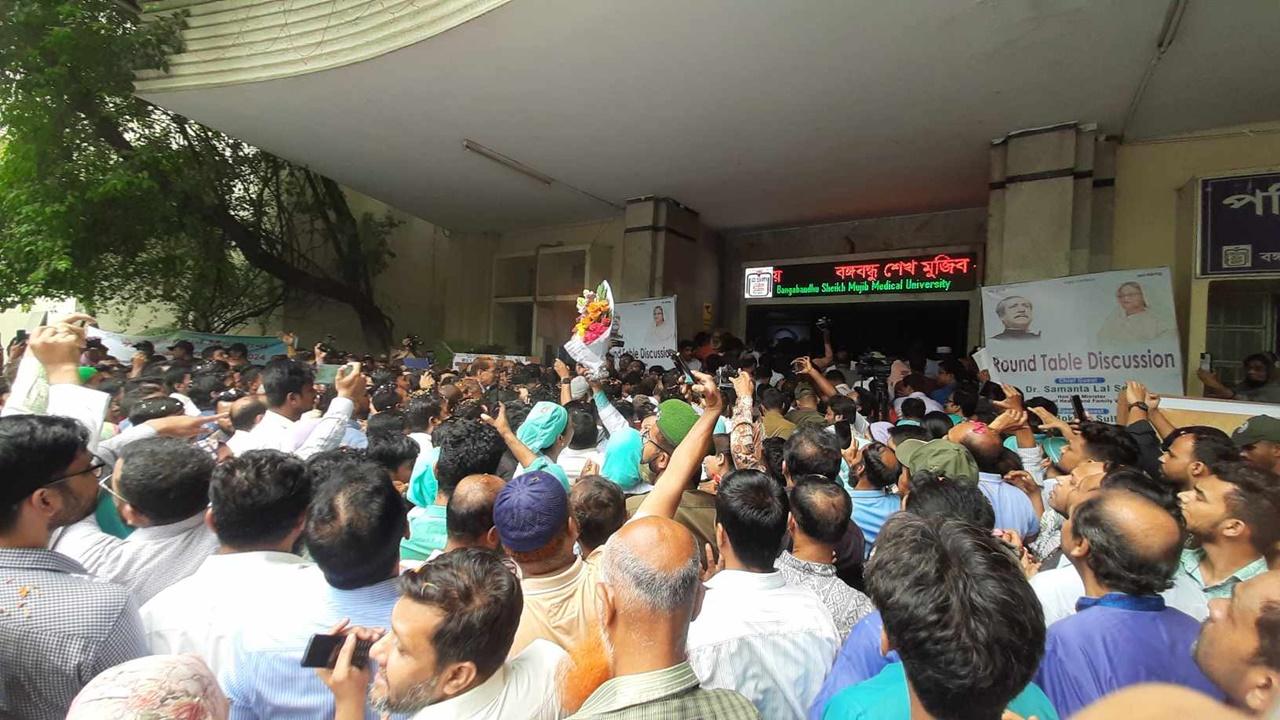 রাজসিক সংবর্ধনায় দায়িত্ব নিলেন নতুন উপাচার্য