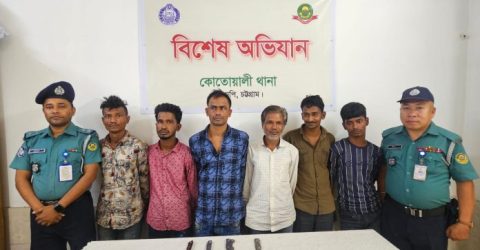 নগরীতে ডাকাতির প্রস্তুতিকালে গ্রেফতার ৬