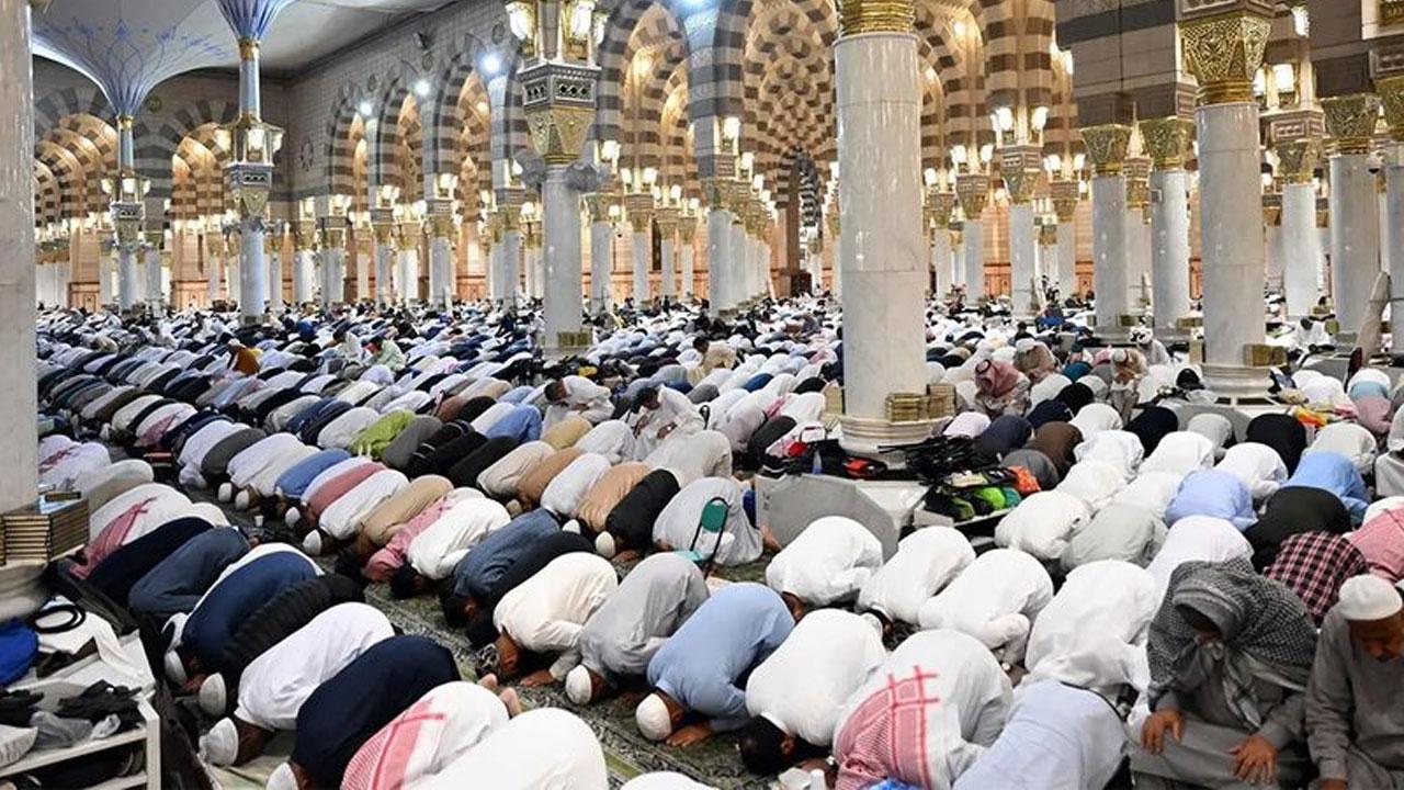 ছবিতে মসজিদে নববীতে মুসল্লিদের প্রশান্তিময় তারাবির নামাজ