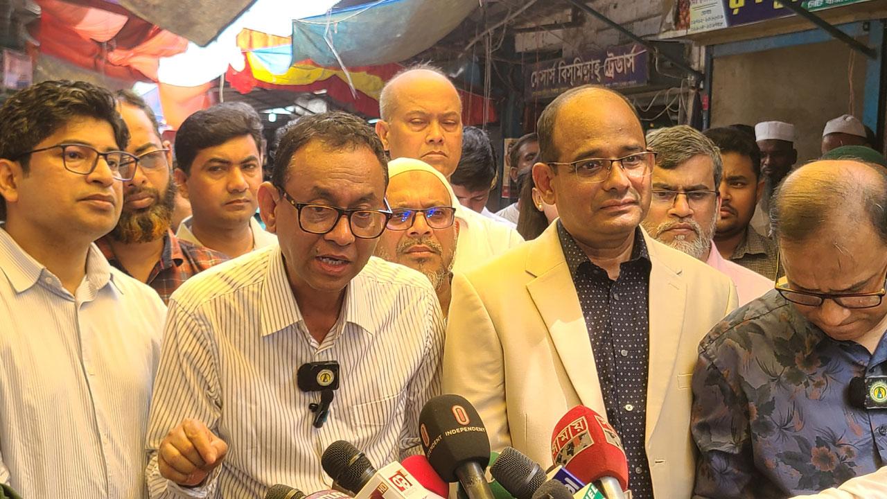 নিয়মিত বাজার মনিটরিংয়ে পণ্যের দাম কমছে : রংপুরে ভোক্তা ডিজি