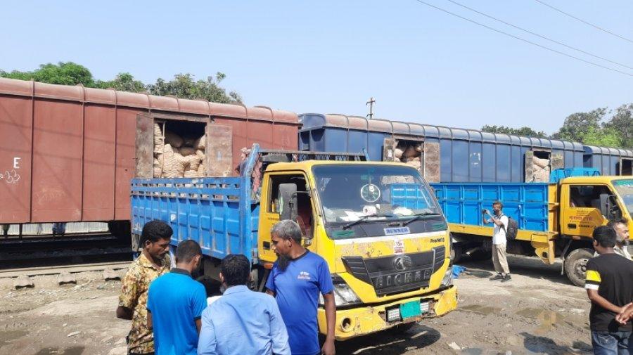 ভারত থেকে ট্রেনে এলো ১৬৫০ মেট্রিক টন পেঁয়াজ