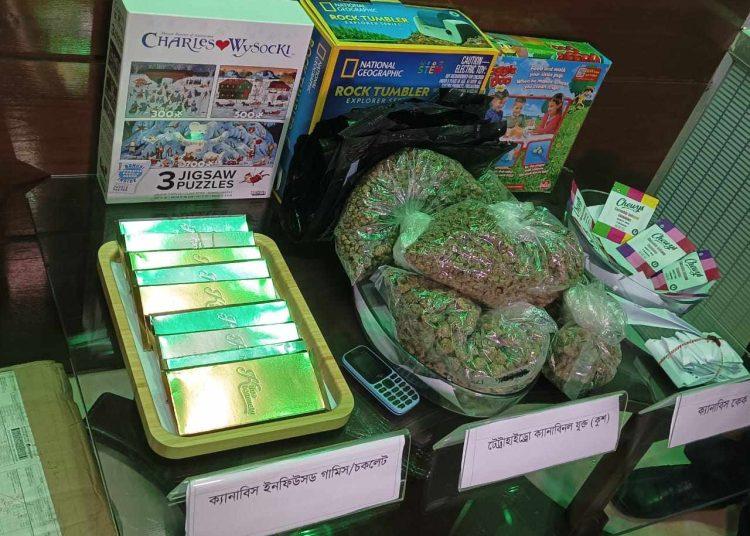 খেলনার প্যাকেটে আমেরিকা থেকে আসে গাঁজার ‘চকোলেট-কেক’!