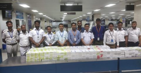 বিদেশ থেকে সিগারেট নিয়ে আসার সময় ২ যাত্রী আটক