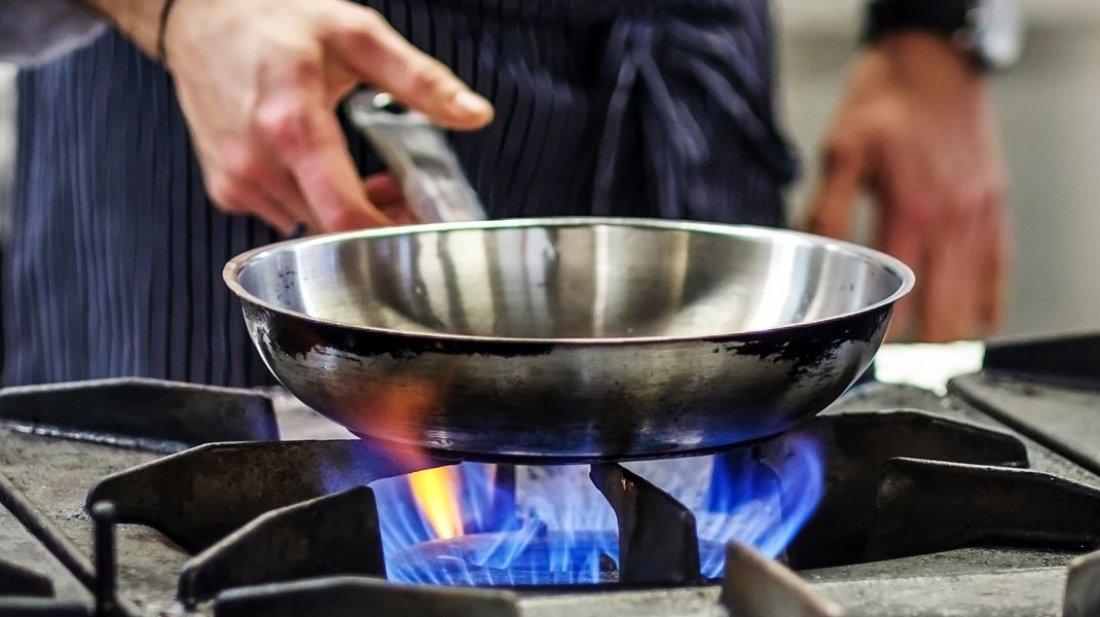 রান্নাঘরের অসহনীয় গরম থেকে বাঁচার ১০ উপায়