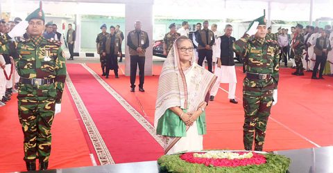 বঙ্গবন্ধুর প্রতিকৃতিতে প্রধানমন্ত্রীর শ্রদ্ধা