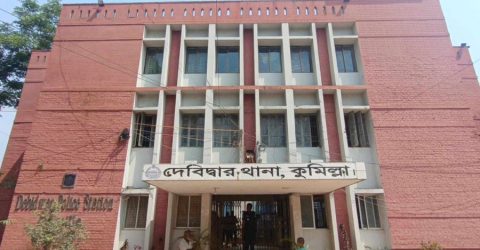 মানুষের কঙ্কাল নিয়ে টানাটানি করছিল কুকুর