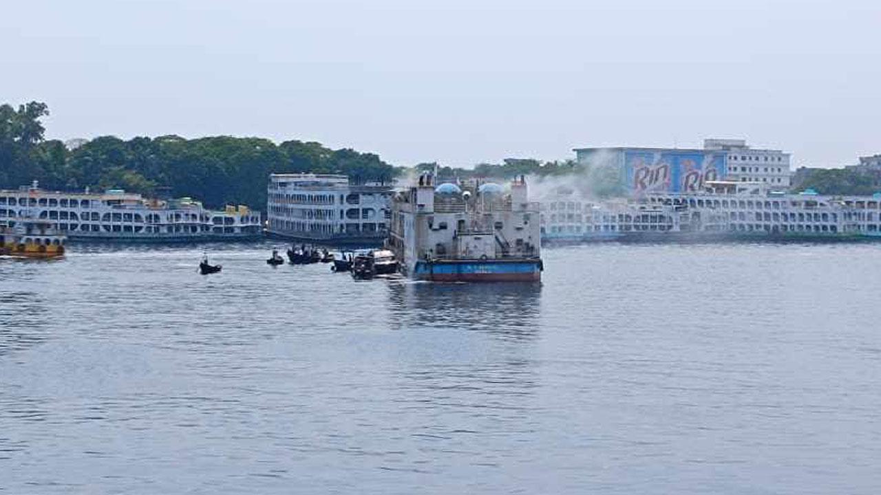 শ্যামবাজার ঘাটে লঞ্চে আগুন