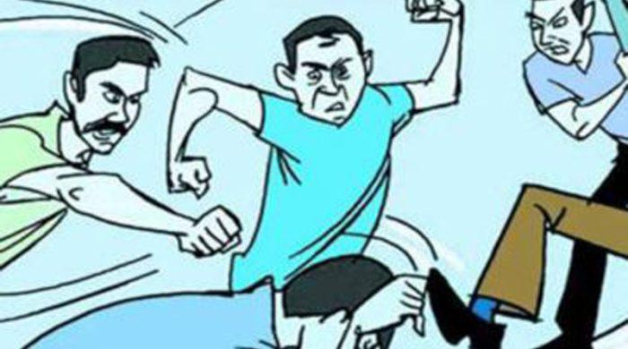 সাংবাদিক পরিচয়ে চাঁদাবাজি করতে গিয়ে ডেমরায় দুই ব্যাক্তি গণধোলাইয়ের শিকার