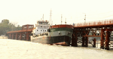 কালুরঘাট সেতুতে ধাক্কা খেয়ে আটকে গেছে জাহাজ