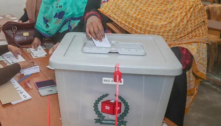 পৌরসভা-ইউপিসহ শত পদে চলছে ভোট