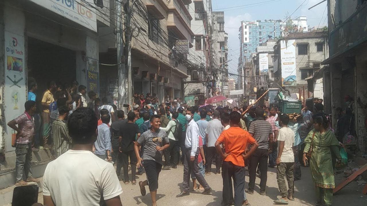 দোকান ভাঙা নিয়ে হঠাৎ উত্তেজনা মুগদায়