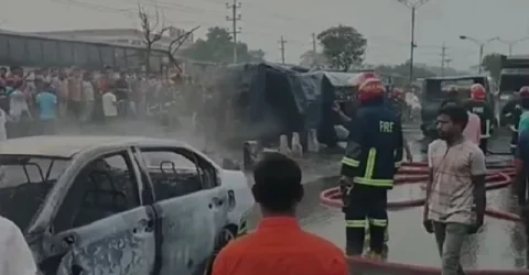 সাভারে তেলের লরি উল্টে ৫ গাড়িতে আগুন, একজনের মৃত্যু