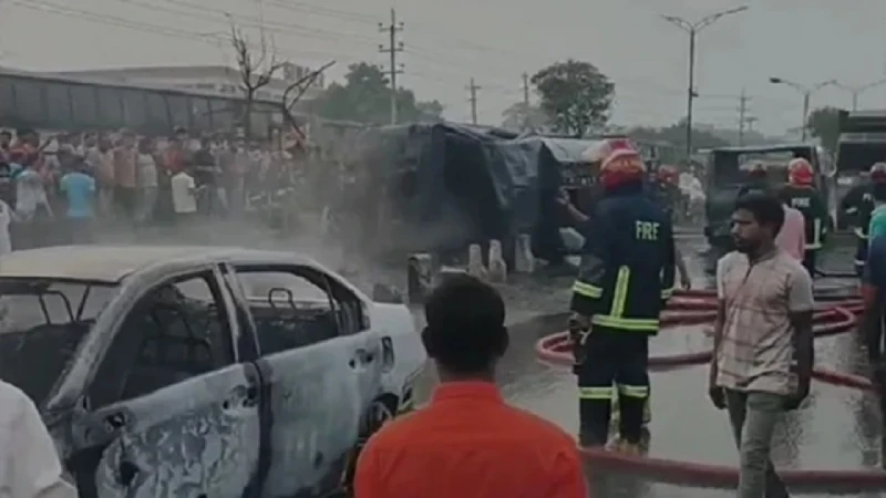 সাভারে তেলের লরি উল্টে ৫ গাড়িতে আগুন, একজনের মৃত্যু