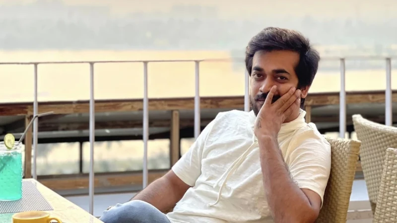 গোলাগুলির মধ্যে আটকা পড়েছেন শ্যামল মাওলা