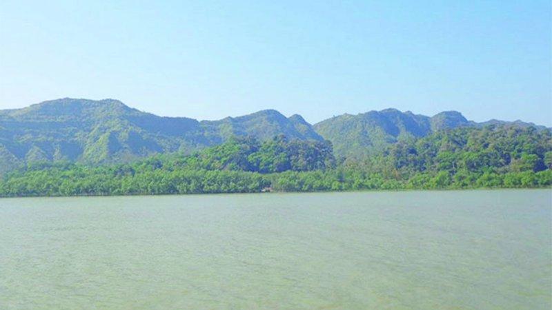 নাফ নদীতে মিয়ানমারের যুদ্ধজাহাজ থেকে গুলি, দুই জেলে গুলিবিদ্ধ