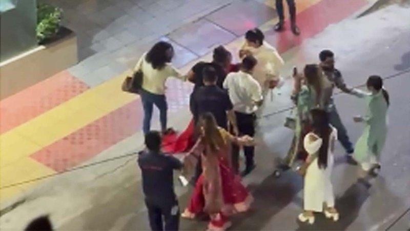 গুলশানে বারের সামনে হাতাহাতি, তিন নারী গ্রেফতার