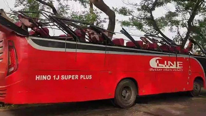 সিরাজগঞ্জে গাছের সঙ্গে বাসের ধাক্কায় নিহত ১