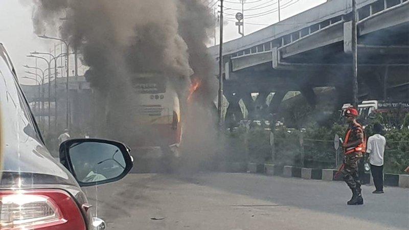 বনানীতে যাত্রীবাহী বাসে আগুন