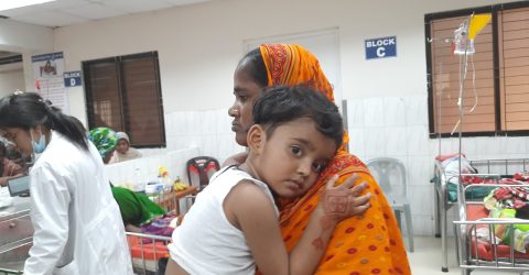 তীব্র গরমে আক্রান্ত শিশুরা, সুরক্ষায় যেসব পরামর্শ চিকিৎসকদের