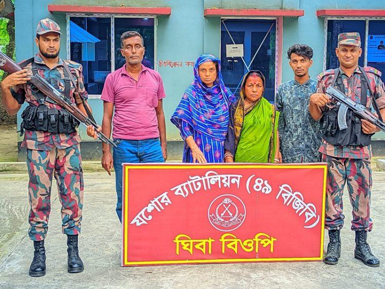বেনাপোল সীমান্ত দিয়ে ভারতে যাওয়ার সময় মিয়ানমারের নাগরিকসহ আটক ৪