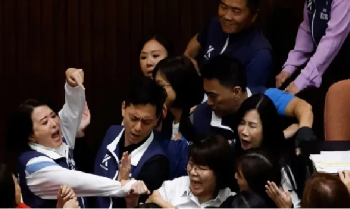 তাইওয়ানের পার্লামেন্টে এমপিদের মারামারি