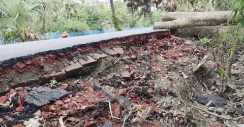 পাথরঘাটায় নবনির্মিত সড়ক হস্তান্তরের আগেই ভেঙে ভেঙে পড়ছে