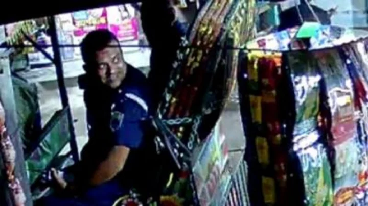 ‘দাঁড়ালি না কেন’, বলেই অটোরিকশাচালককে পেটালেন পুলিশ কর্মকর্তা