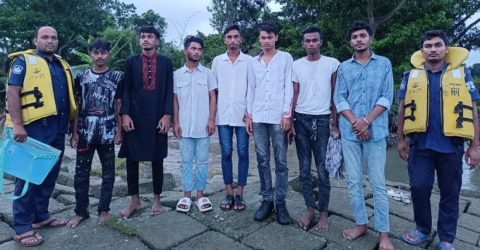 ৭ ছাত্র নিয়ে বিকল নৌকা মেঘনায় ভাসছিল, ৯৯৯ নম্বরে কল করে উদ্ধার
