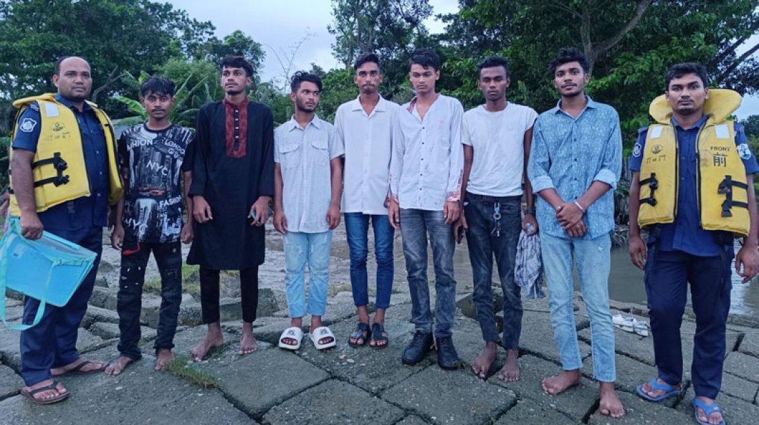 ৭ ছাত্র নিয়ে বিকল নৌকা মেঘনায় ভাসছিল, ৯৯৯ নম্বরে কল করে উদ্ধার