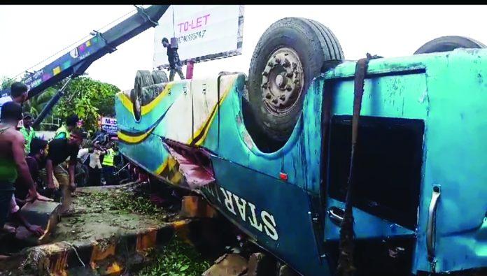 বেপরোয়া গতি, আইল্যান্ডের সঙ্গে ধাক্কায় উল্টে গেল বাস