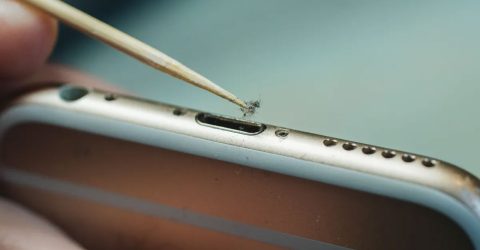 চার্জিং পোর্টের ময়লা পরিষ্কার করবেন যেভাবে