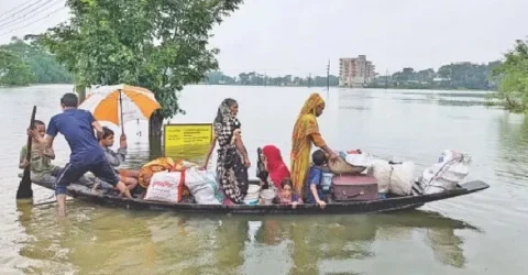 বন্যা: কমছে পানি, বাড়ি ফিরছে মানুষ