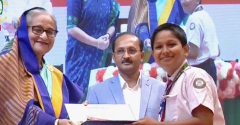 জাতীয় প্রাথমিক শিক্ষা পদক তুলে দিলেন প্রধানমন্ত্রী