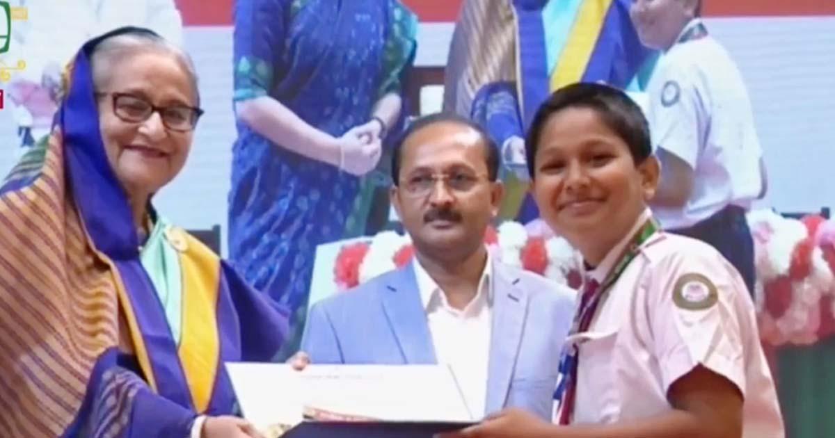 জাতীয় প্রাথমিক শিক্ষা পদক তুলে দিলেন প্রধানমন্ত্রী