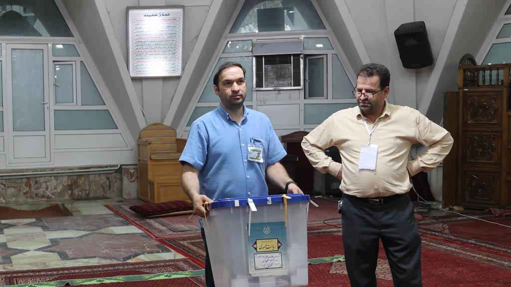 লড়াই এখন মধ্য আর কট্টরপন্থির, কাকে বেছে নেবে ইরানের জনগণ?