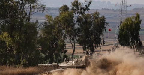 চলছে লড়াই, গাজার উত্তর ও দক্ষিণের আরও ভেতরে ইসরায়েলি ট্যাংক