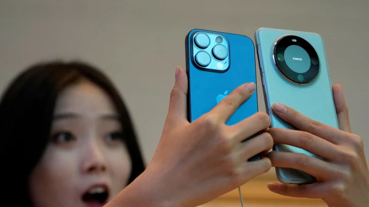 চীনের কর্মীদের অ্যান্ড্রয়েড ব্যবহারে মানা, আইফোন দেবে মাইক্রোসফট