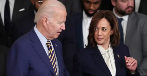 বাইডেনের ওপর চাপ বাড়ছে, ‘আস্থা’ হ্যারিসে