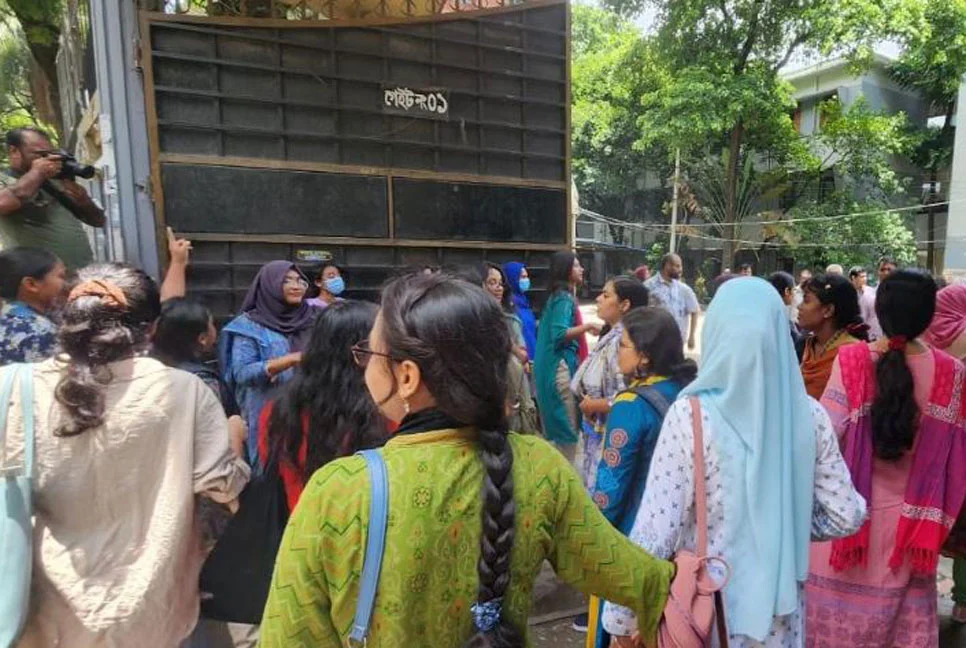 ইডেন কলেজে শিক্ষার্থীদের মিছিলে ছাত্রলীগ নেত্রীদের অতর্কিত হামলার অভিযোগ