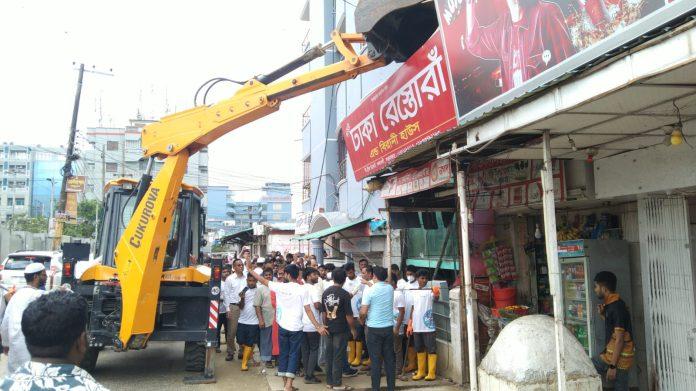 ড্রেন ও ফুটপাত থেকে অবৈধ স্থাপনা সরাতে মাঠে নামলো কক্সবাজার পৌরসভা