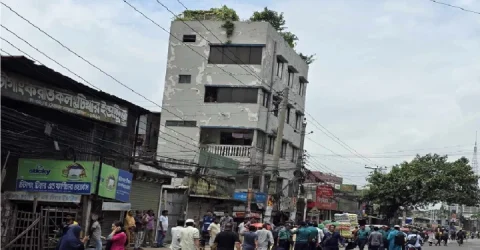 রাস্তা আটকে ব্র্যাকের শিক্ষার্থীদের প্রতিবাদ, সাভারে বিক্ষোভ
