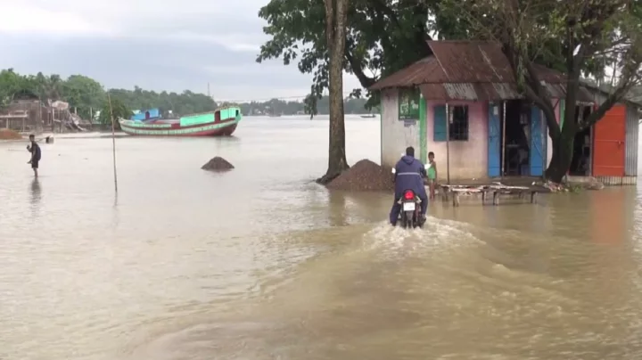 বন্যা পরিস্থিতি: কমছে পানি, বাড়ছে দুর্ভোগ