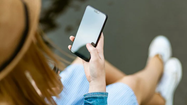 ঝড়বৃষ্টির সময় ফোন ব্যবহার কি ঝুঁকিপূর্ণ?