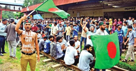 চট্টগ্রামে এবার রেলপথ অবরোধ